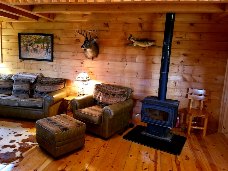 Whitetail Ridge 3 Bed Cabin w/ Hot Tub Iowa Cabin Rentals