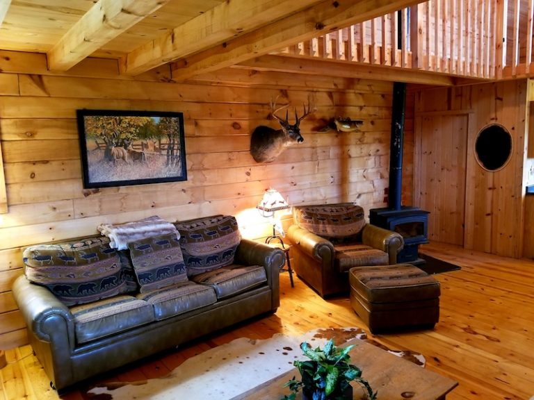 Whitetail Ridge 3 Bed Cabin w/ Hot Tub Iowa Cabin Rentals