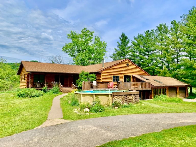 Village Creek Lodge 6 Bedroom Log Cabin in Lansing Iowa Iowa Cabin