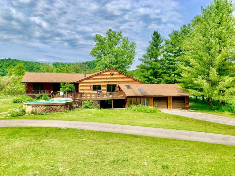 Village Creek Lodge 6 Bedroom Log Cabin in Lansing Iowa Iowa Cabin